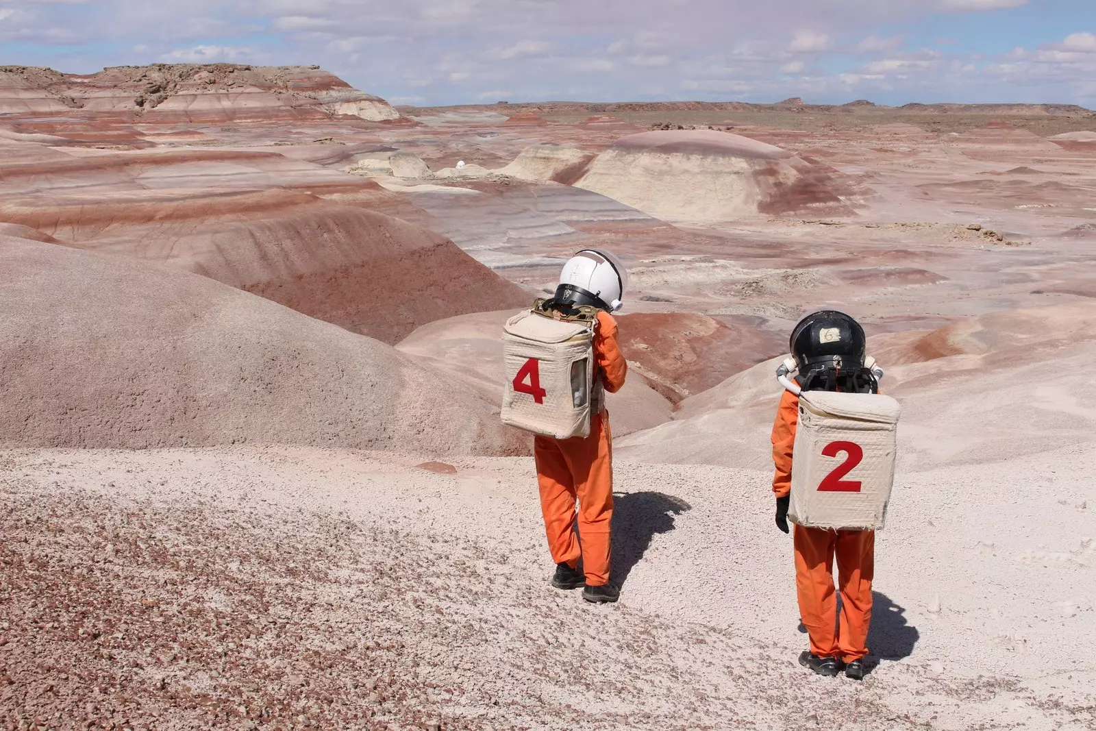 De twee kunstenaars van Martian House in de woestijn van Mars in Utah.