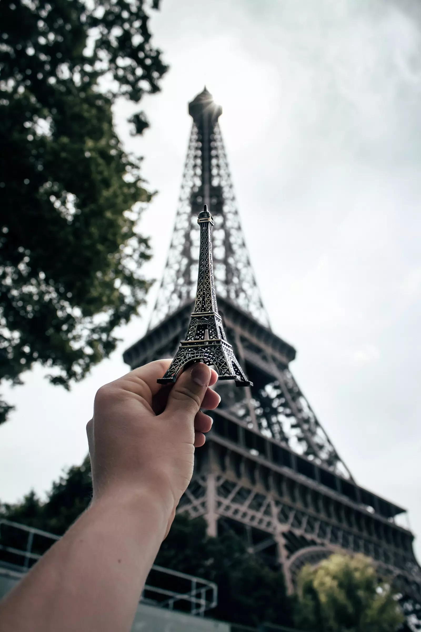 Ați făcut și fotografia necesară în fața Turnului Eiffel