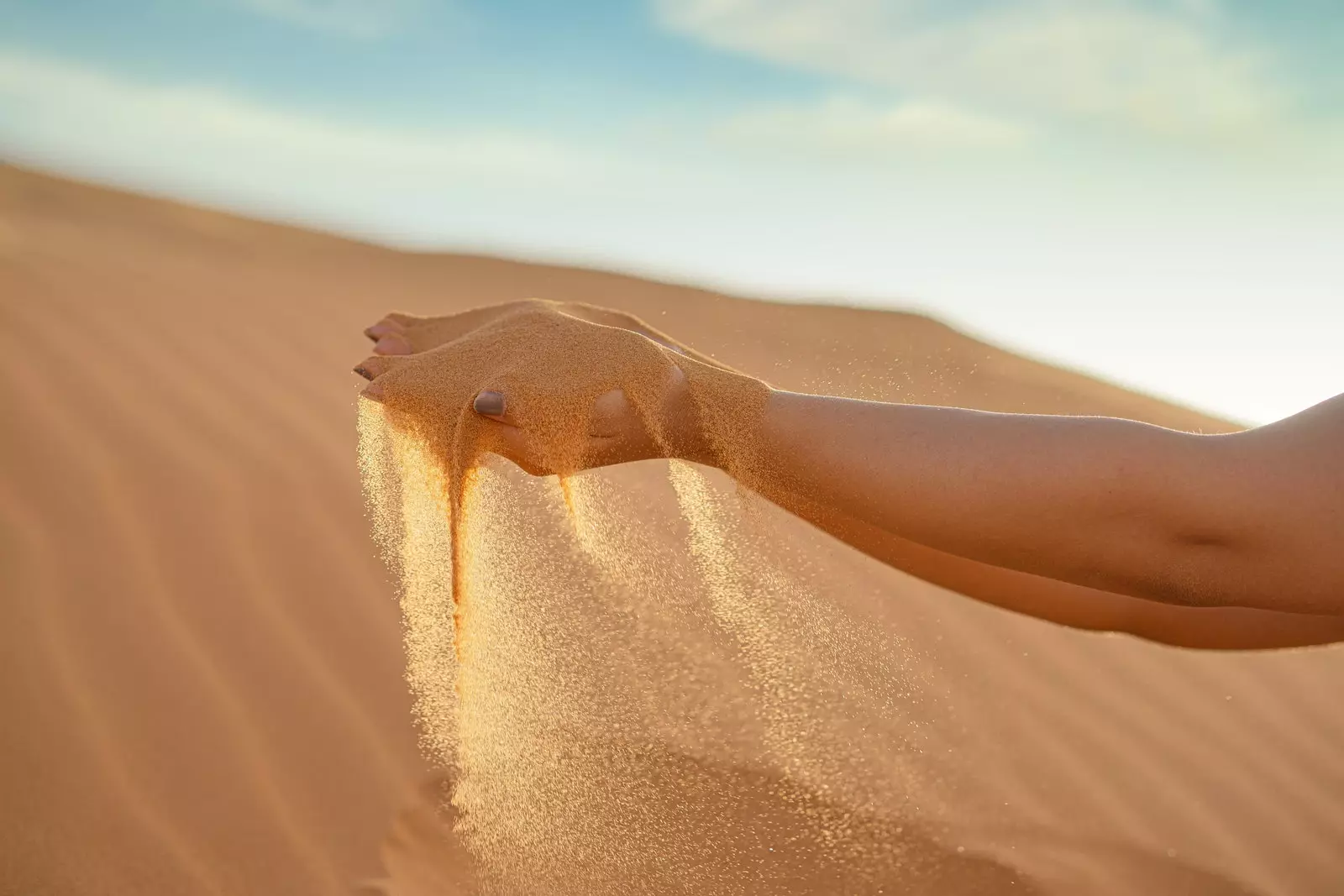 Fillt de Sand tëscht den Fanger.