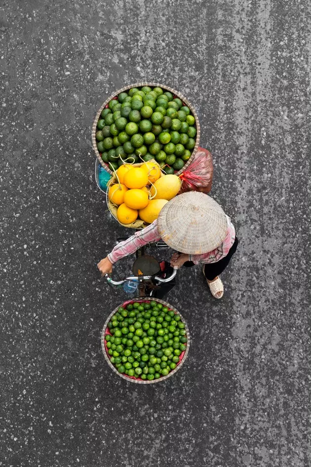 A photographer captures the beauty of street vendors in Hanoi