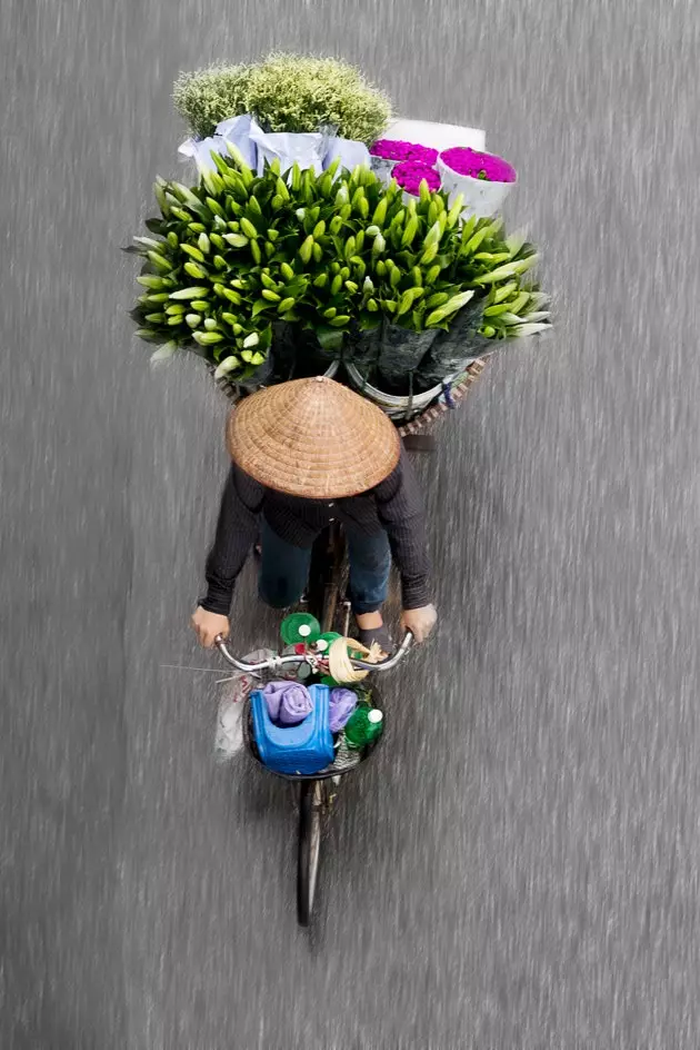 A photographer captures the beauty of street vendors in Hanoi