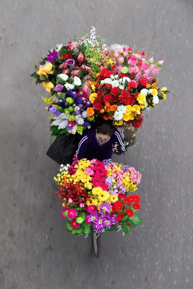 Gabhann grianghrafadóir áilleacht na ndíoltóirí sráide i Hanoi