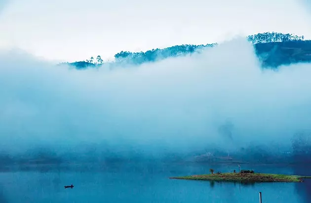 Dichter Nebel steigt vom Castlereagh Dam am Tea Trails Hotel auf