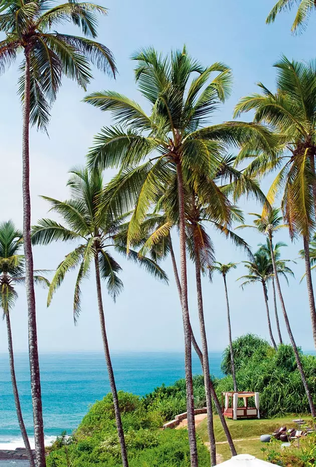 Leaba tolg ag breathnú amach ar an Aigéan Indiach ag Weligama Cape