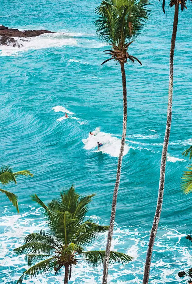 Surfistas na praia de Mirissa no sul do Sri Lanka