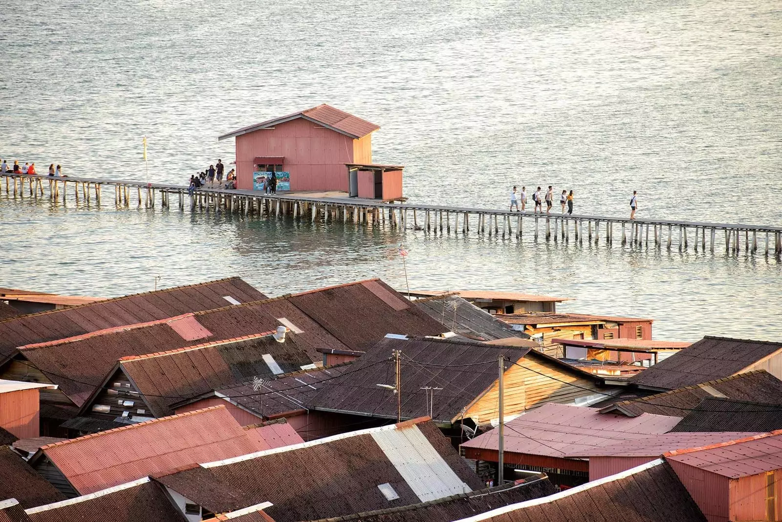 Päikeseloojang Chew Jetty juures