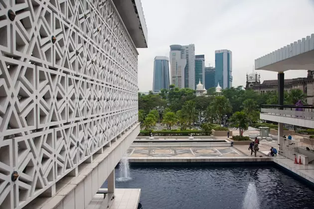 Taman-taman di sekeliling Masjid Negara