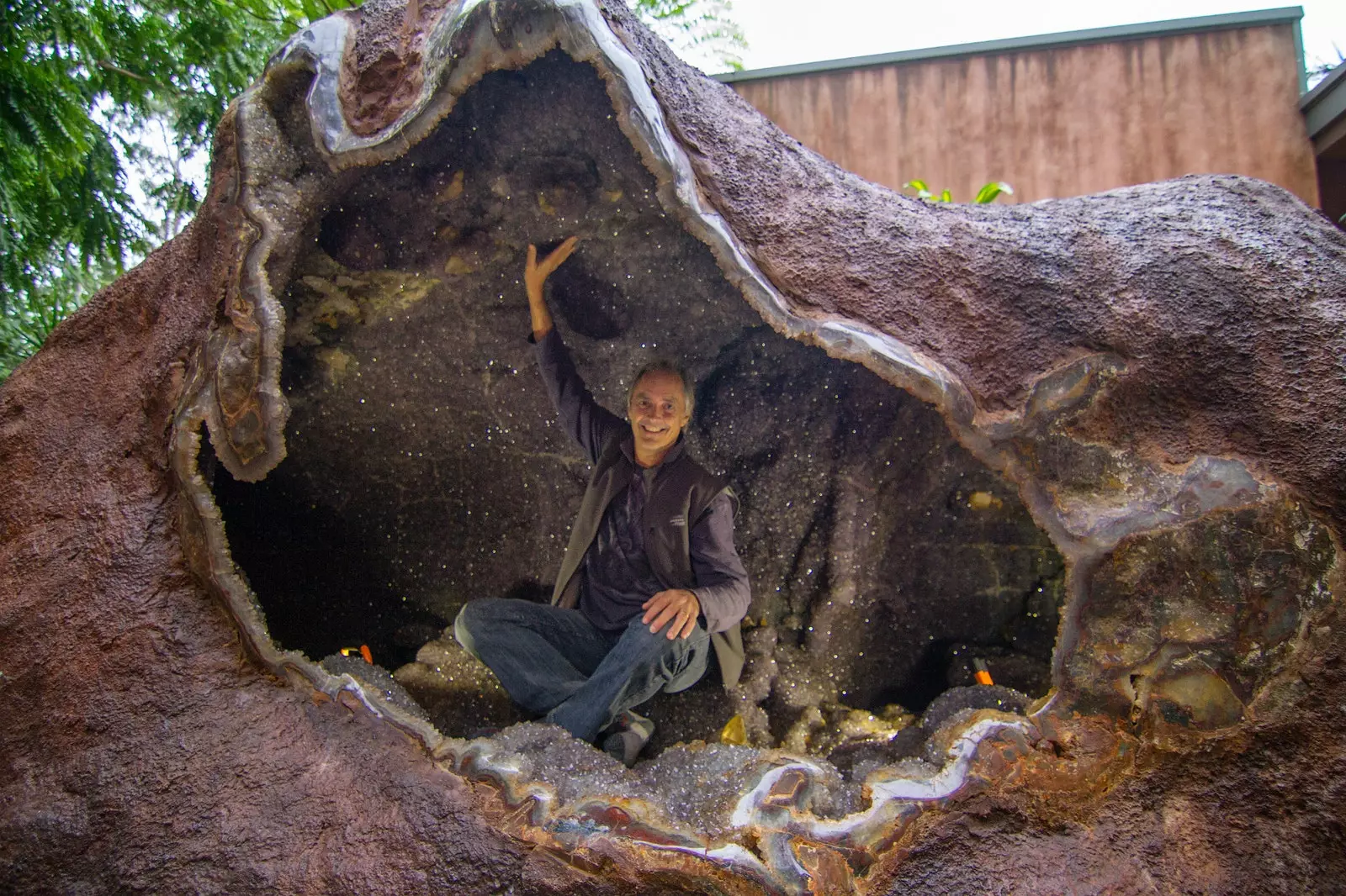 Naren King pemilik Crystal Castle di dalam Enchanted Amethyst Cave.