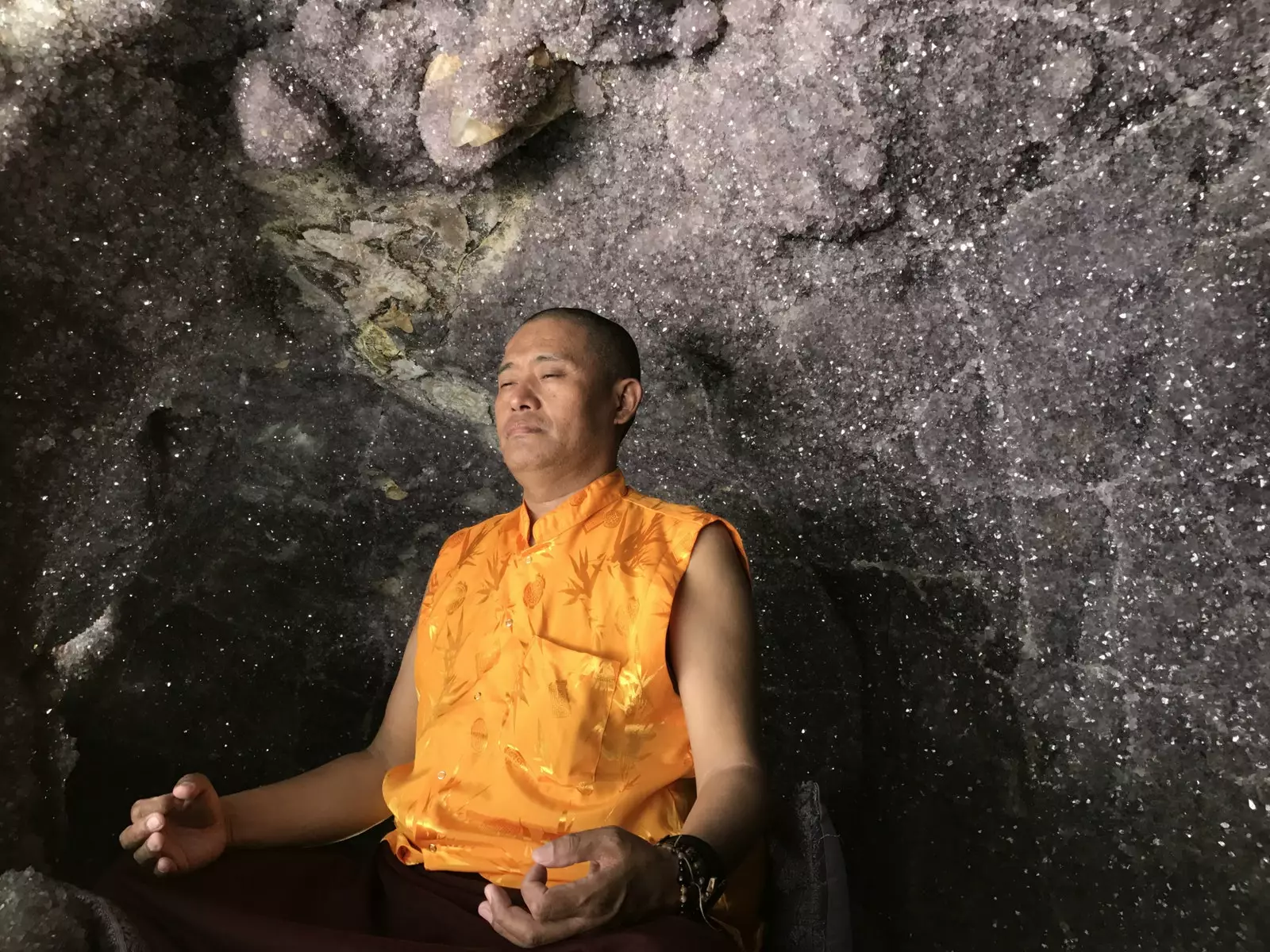 Meditation in der großen Amethysthöhle von Crystal Castle.