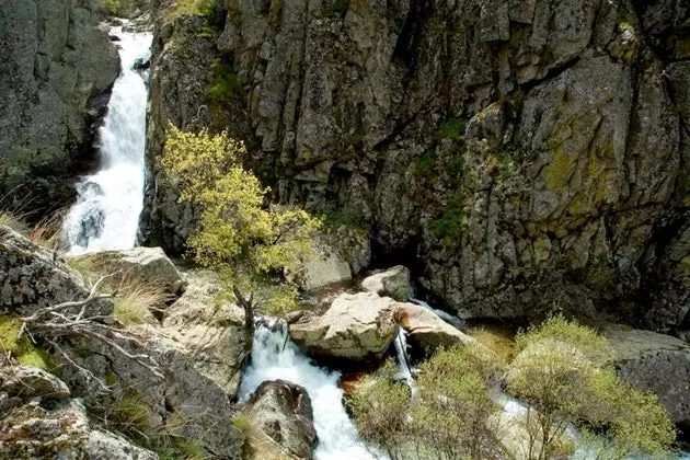 De waterval van het vagevuur de Aguilón-stroom in vrije val.