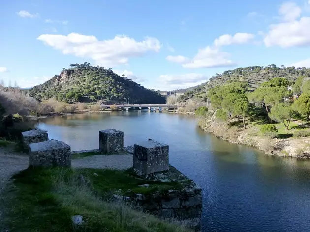 Embalse de Picadas een grote watermassa midden in de natuur.