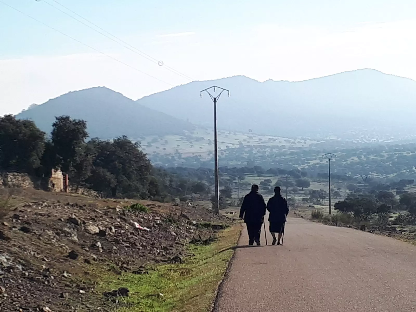 Dua wanita berjalan di Garbayuela Badajoz Siberia Extremadura