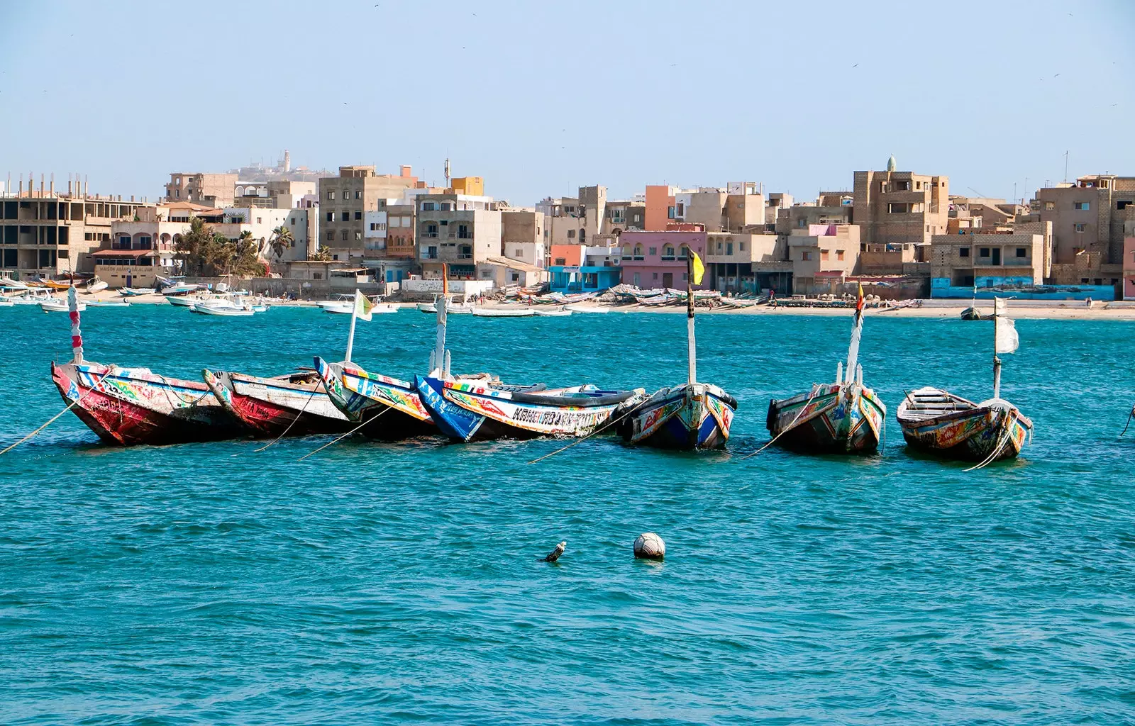 De buurt van Ngor in Dakar gezien vanaf de oceaan