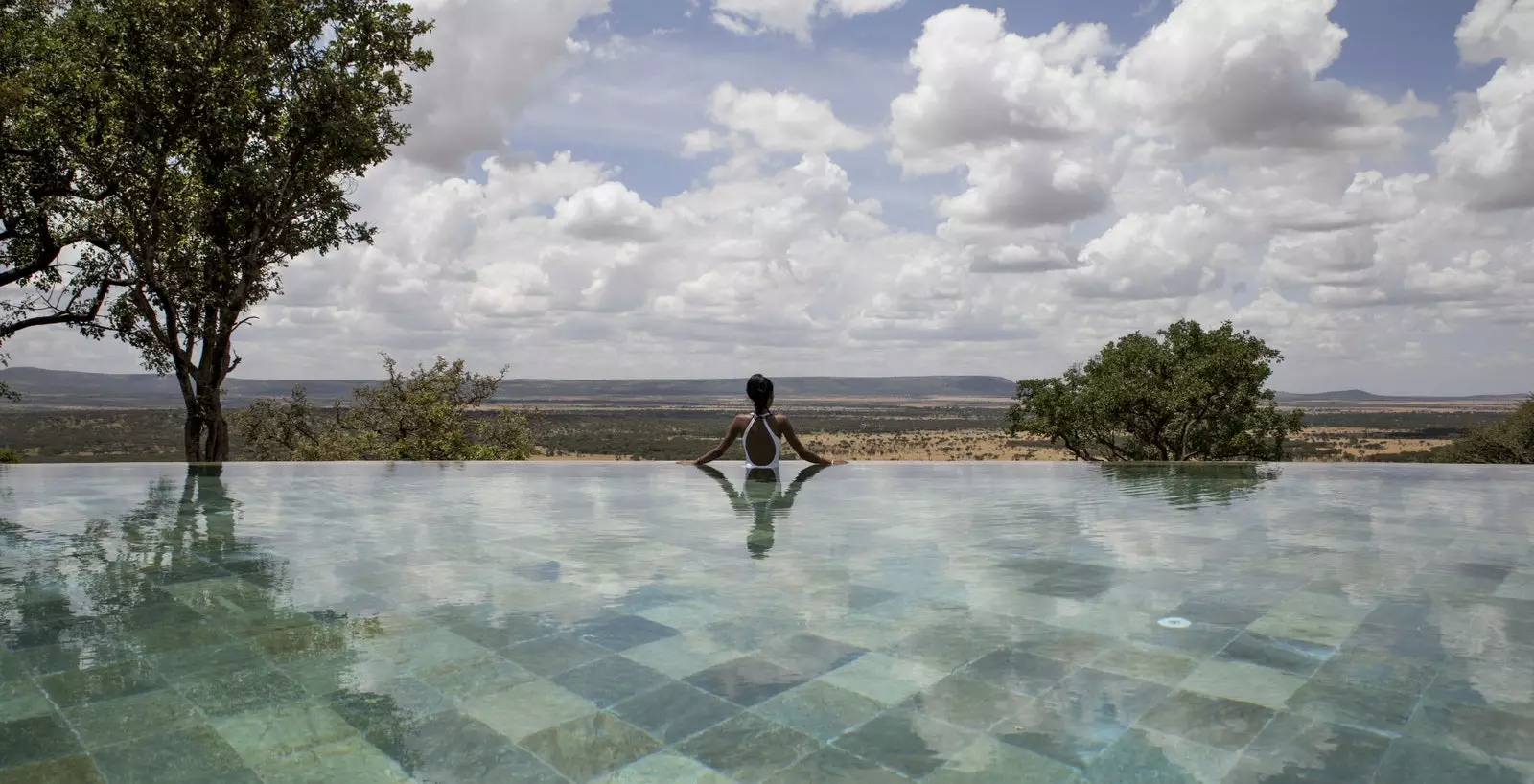 Din piscina de la Meli Serengeti Lodge puteți aprecia ceea ce Serengeti înseamnă „avionul fără sfârșit”.