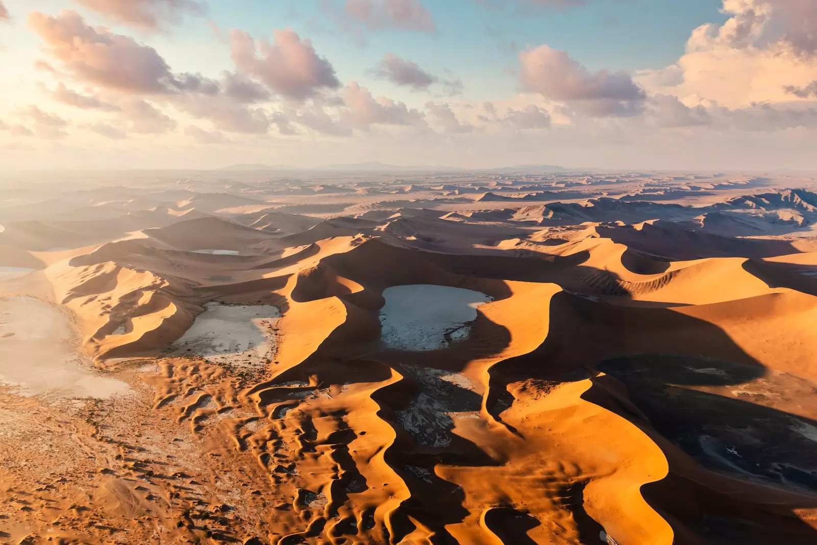 Pamje ajrore e dunave të rërës Sossusvlei në lindjen e diellit në Namibi