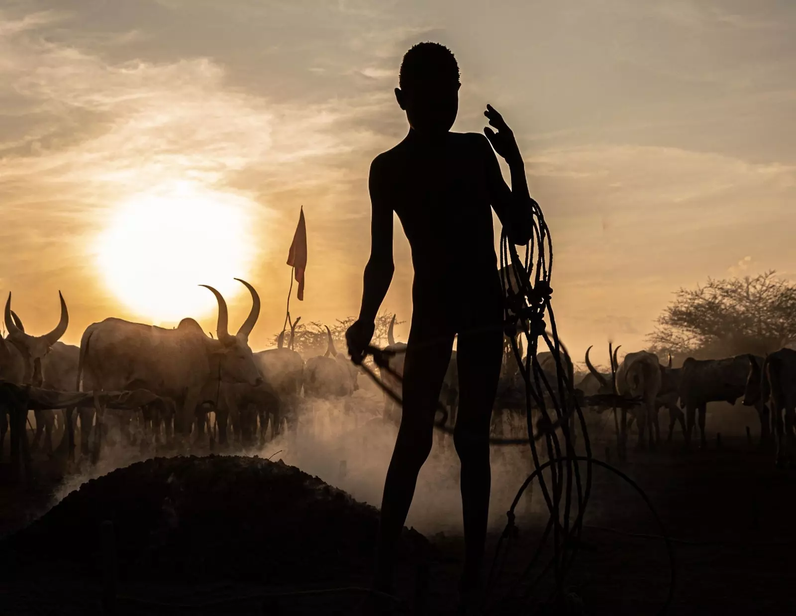 Pojke bakifrån i mundari afrika