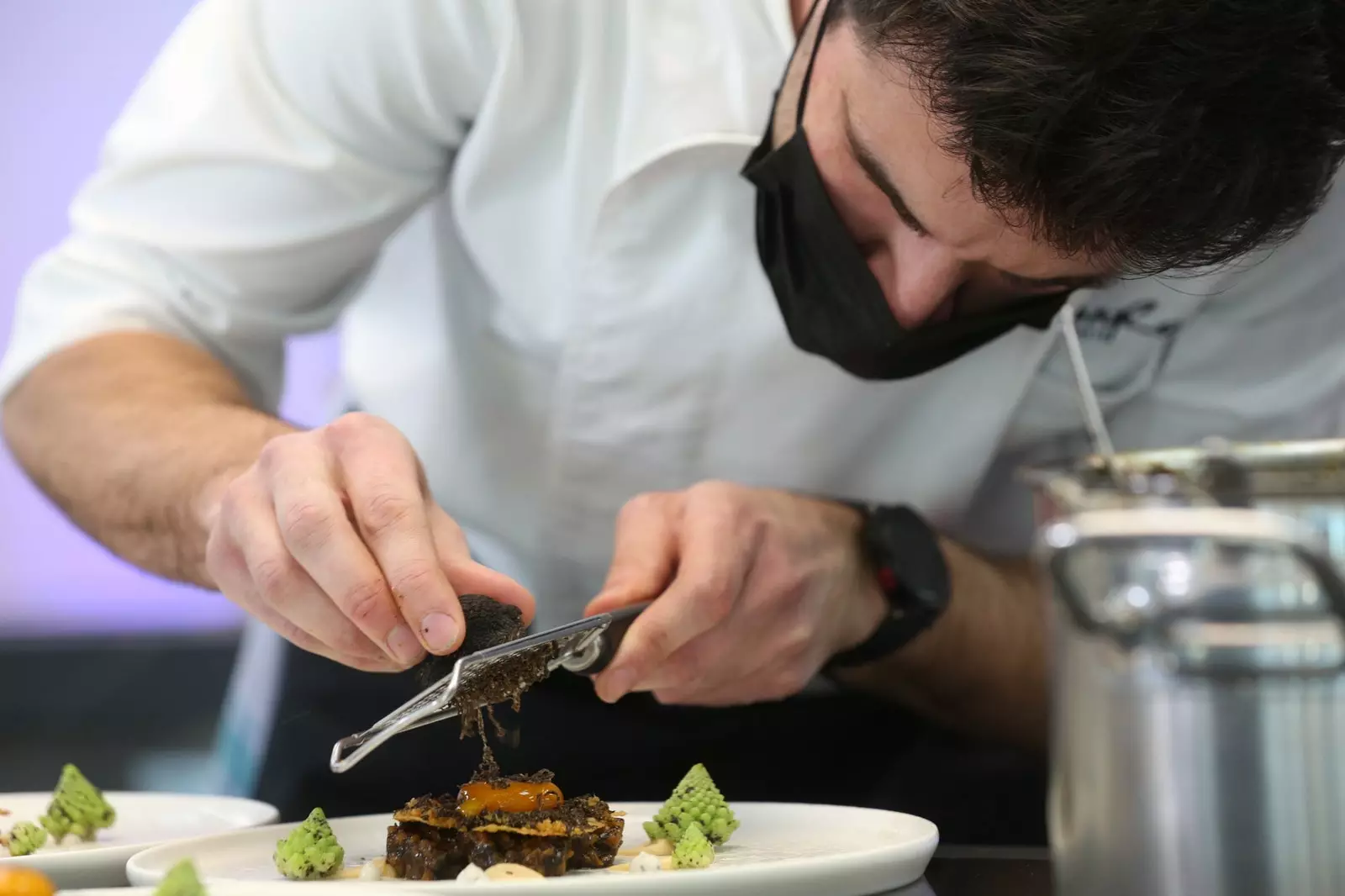 Aitor Martínez ag déanamh ríse strufal le sicín crispy agus uibheacha saor-raoin