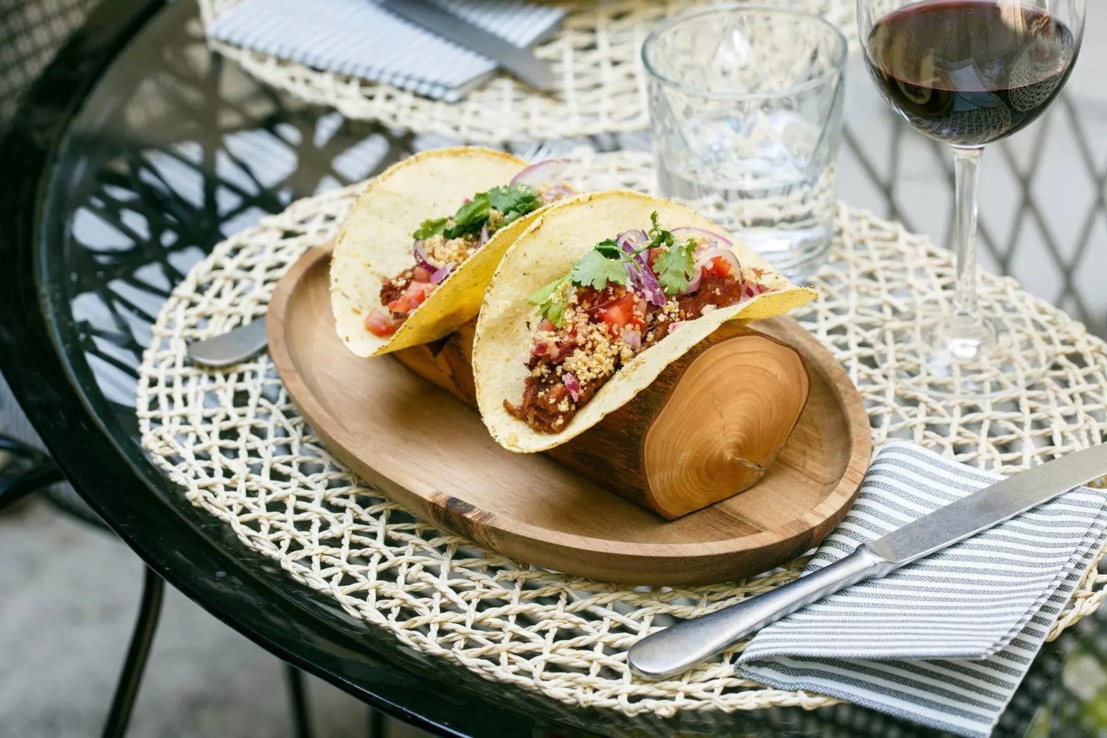 Chamorro takosi, narejeni iz narezane svinjske pečenke pico de gallo in cilantra.