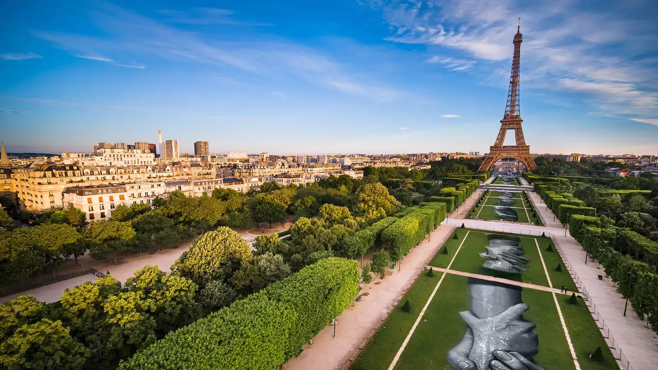 Mani giganti fanno impallidire la Torre Eiffel