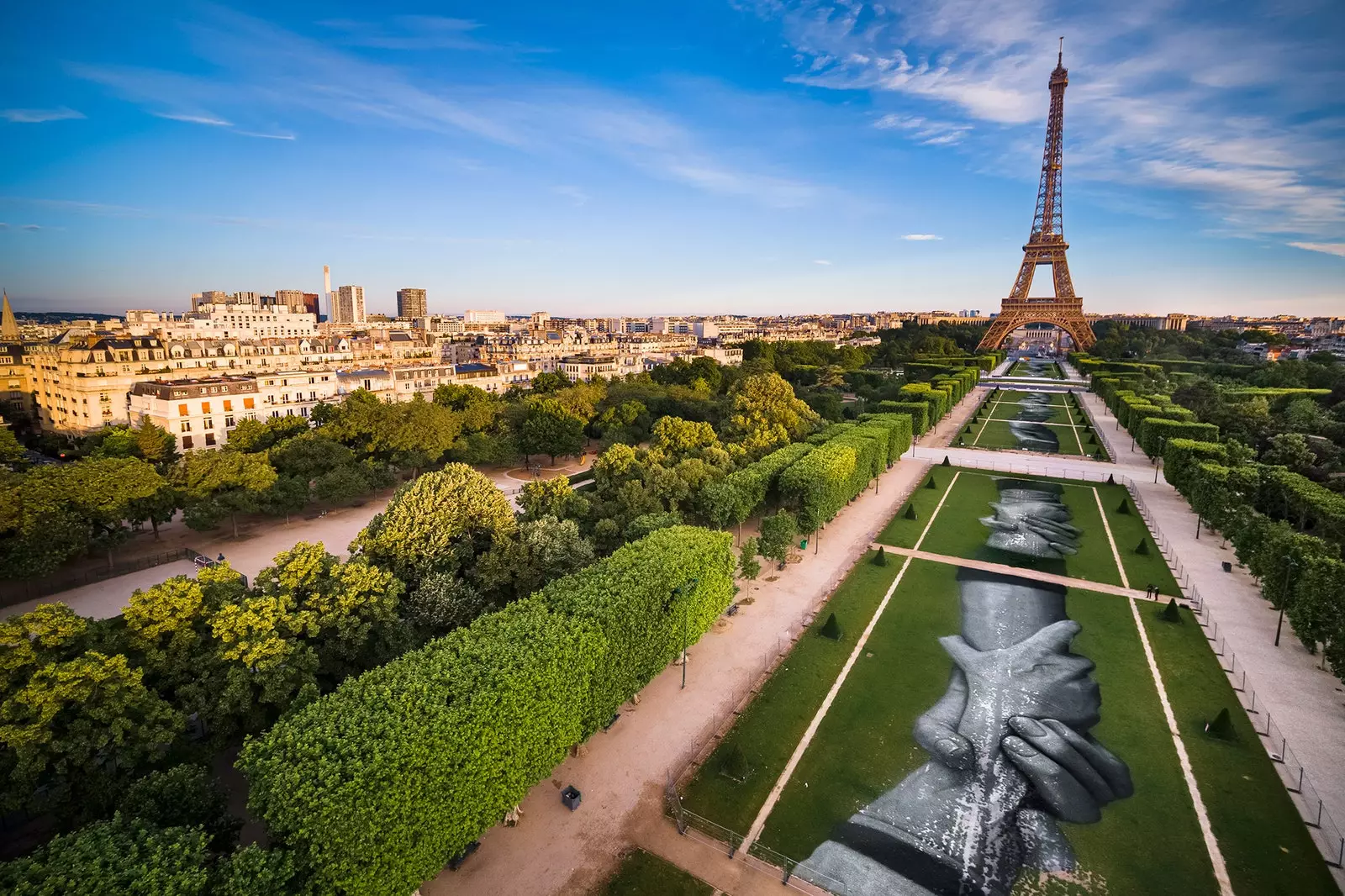 Tangan raksasa mengerdilkan Menara Eiffel