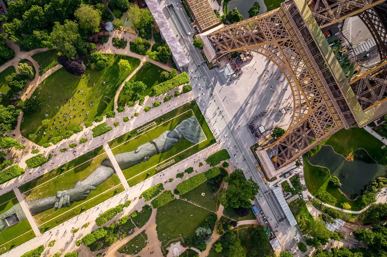 Idejn ġganti jxekklu t-Torri Eiffel