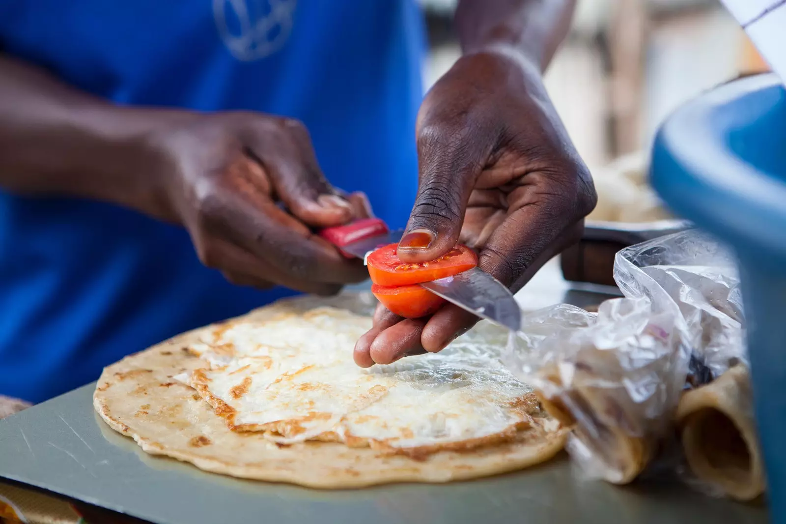 O famoso rolex é preparado com chapati