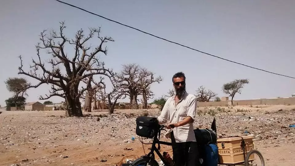 Cinecicleta: levando o cinema de bicicleta para a África