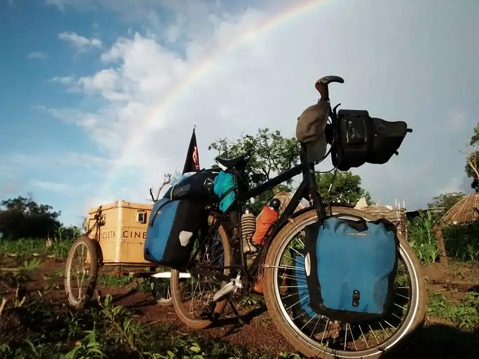 Esta bicicleta cabe um cinema, uma cama e uma panela de pressão