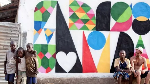 Când graffiti-urile au venit în sat (din Gambia)