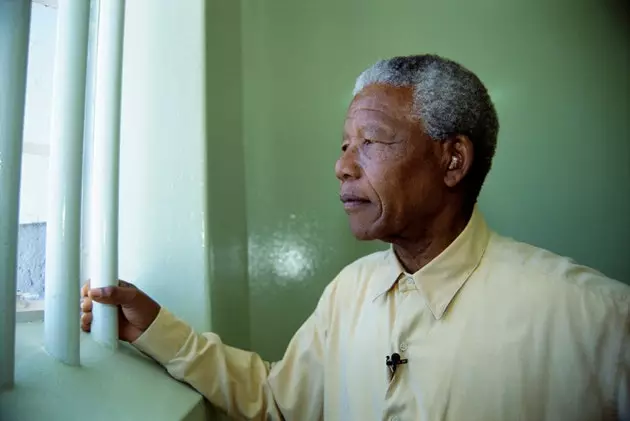 Nelson Mandela revisitando sua cela em Robben Island