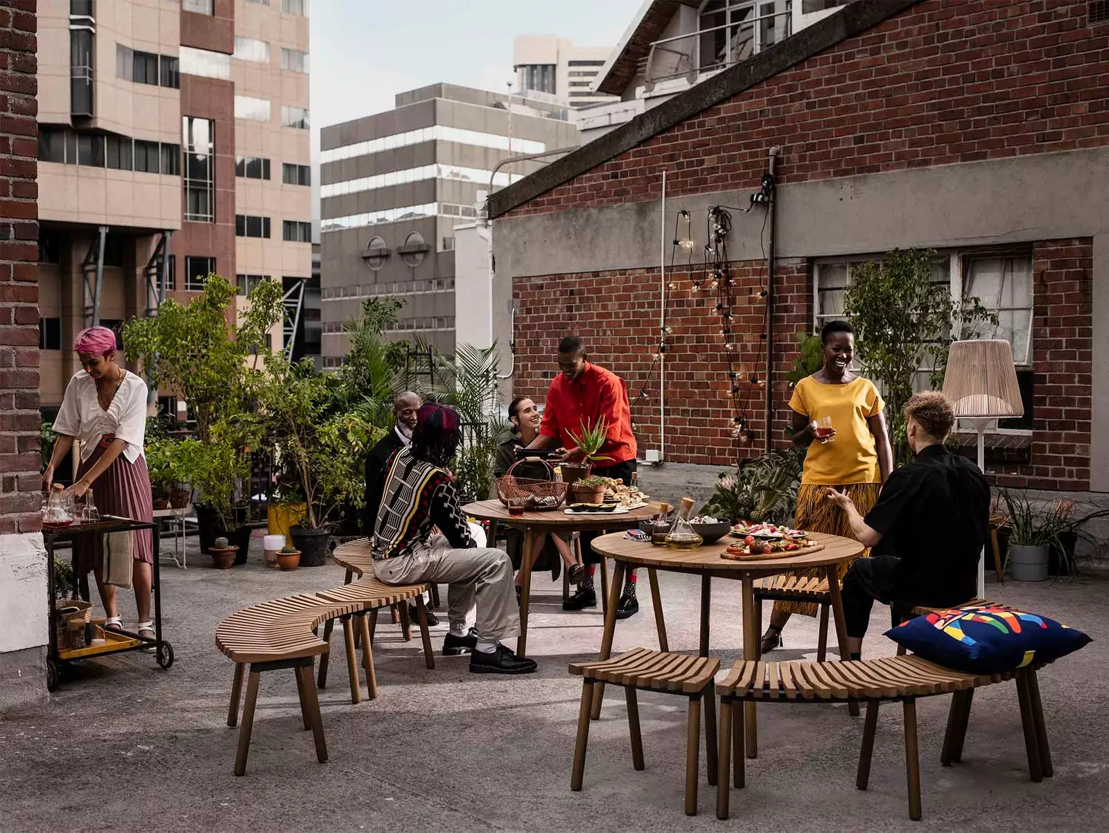 Groep vrienden op straat in Afrika OVERALLT ikea