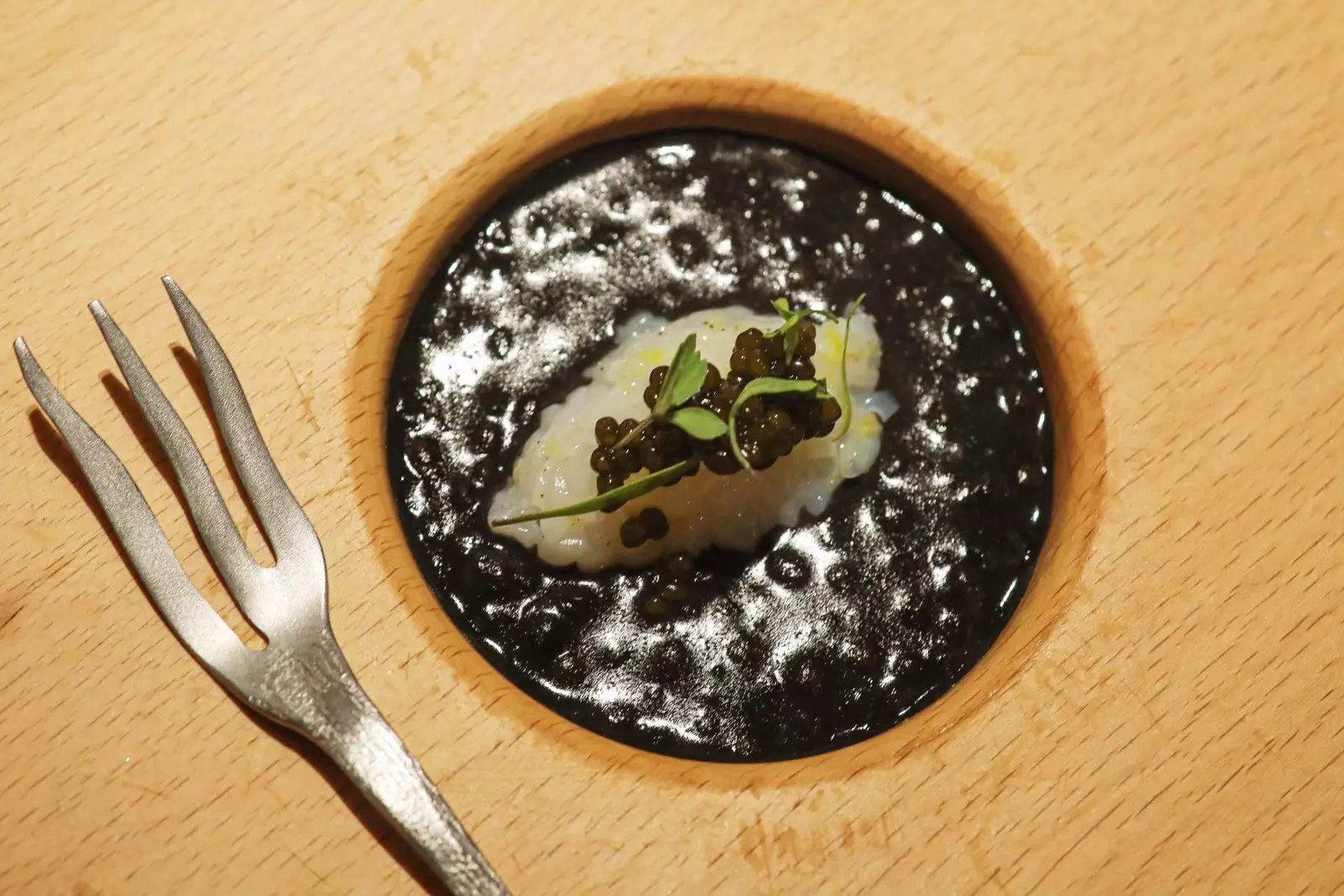 Scuid lentil Beluga agus caviar.