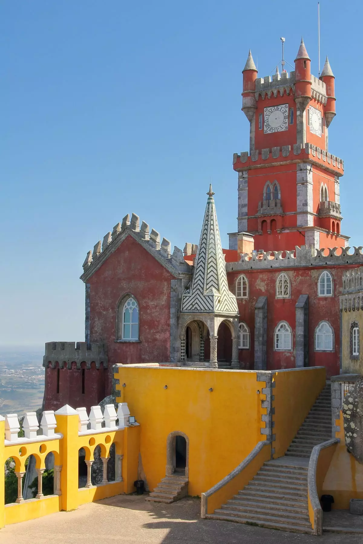 De indrukwekkende en kleurrijke façade van het Palacio da Pena