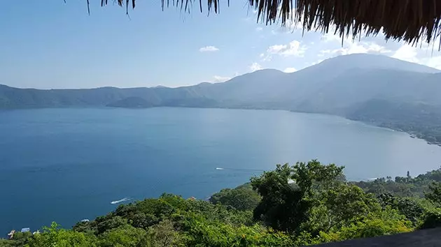 Pe fundal Insula Teopn din Lacul Coatepeque El Salvador