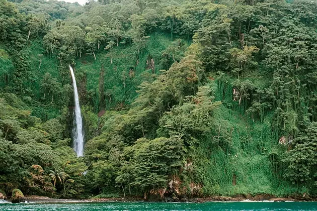 コスタリカのココス島の滝