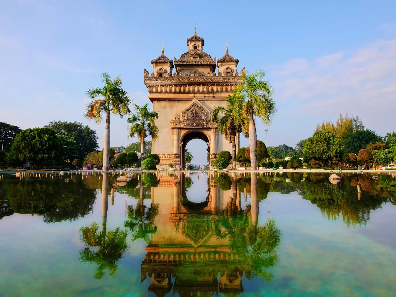 Patuxai den Triumphalarch vu Vientiane