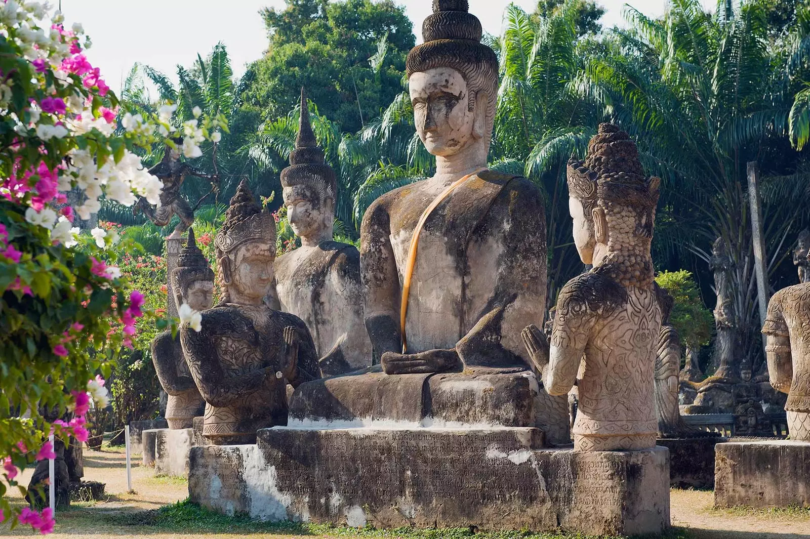 Déi imposant Statuen vum Buddha Park