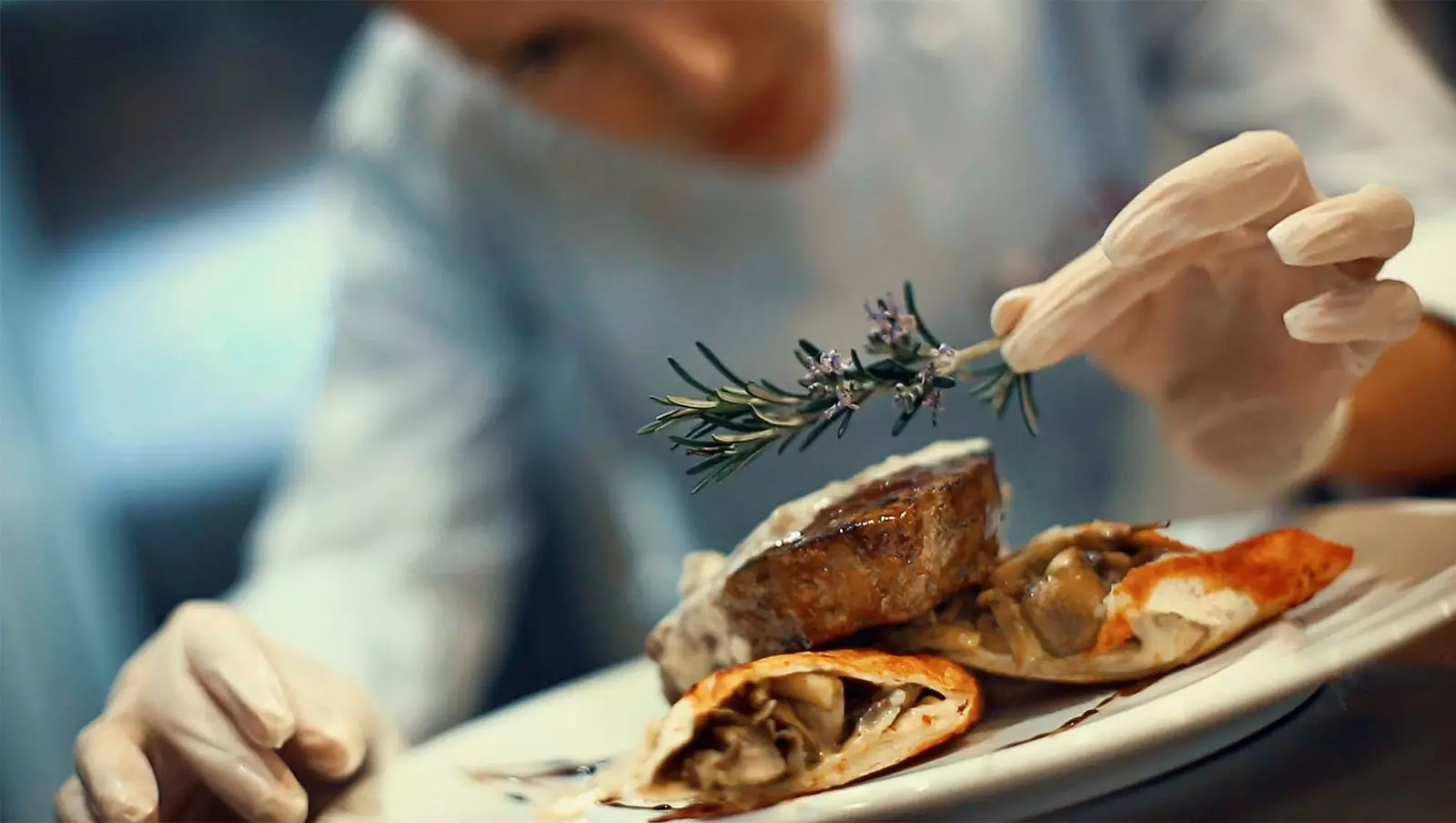 chef-kok die vlees kookt