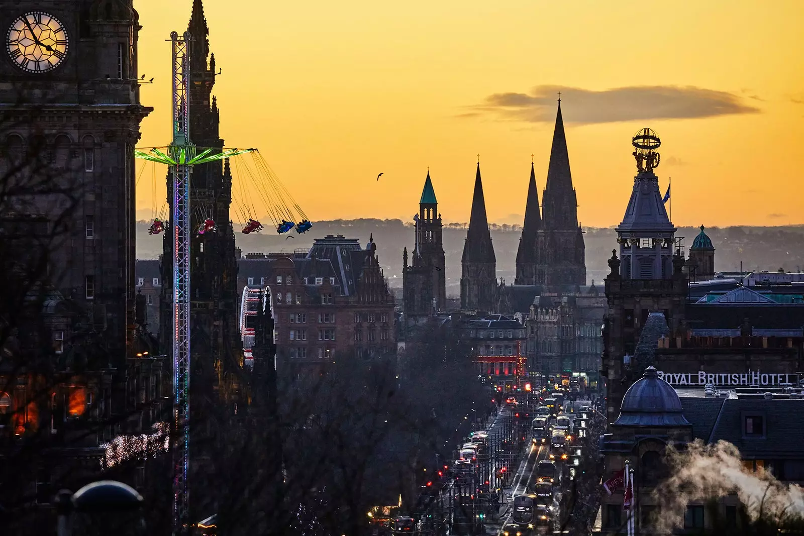 Widok z lotu ptaka na Princes Street na Boże Narodzenie