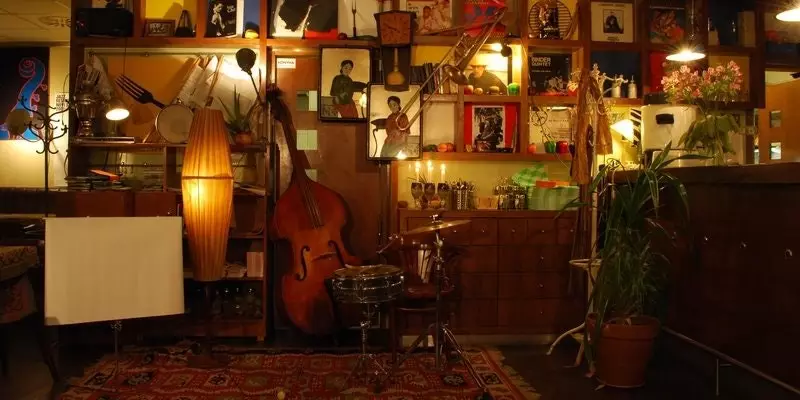 Jedermann todo mundo tem um lugar neste café de jazz em Budapeste