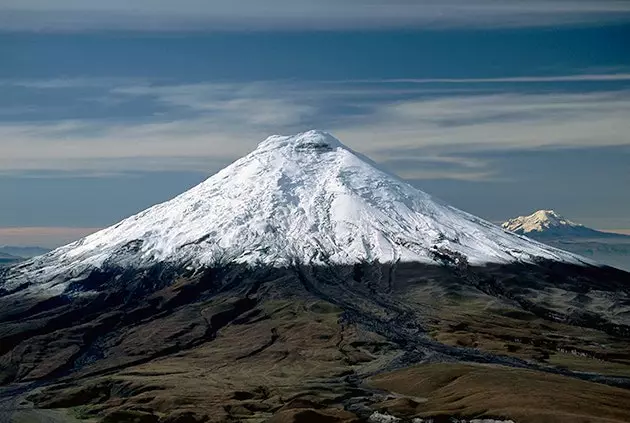 Një matje GPS konfirmon se vullkani ekuadorian është pika më e largët nga qendra e Tokës