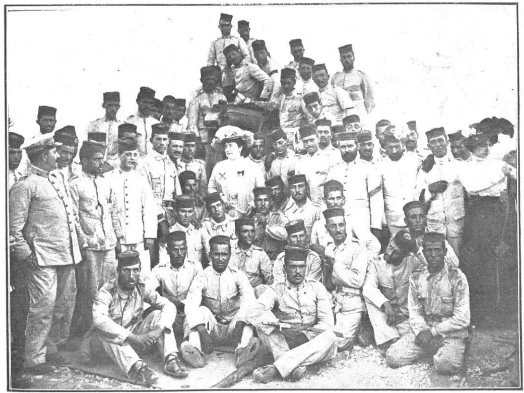 Colombine photographed in the summer of 1909 in Melilla by Goñi surrounded by officers and artillery soldiers.