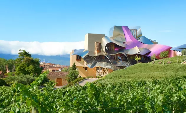 Frank O. Gehry မှ ဖန်တီးထားသည့် Marqus del Riscal ၏ မြင်ကွင်းကျယ်မြင်ကွင်း