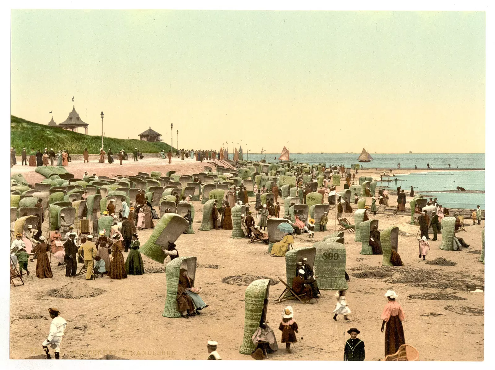 Toeristen op het strand van Norderney op de Friese eilanden in 1937