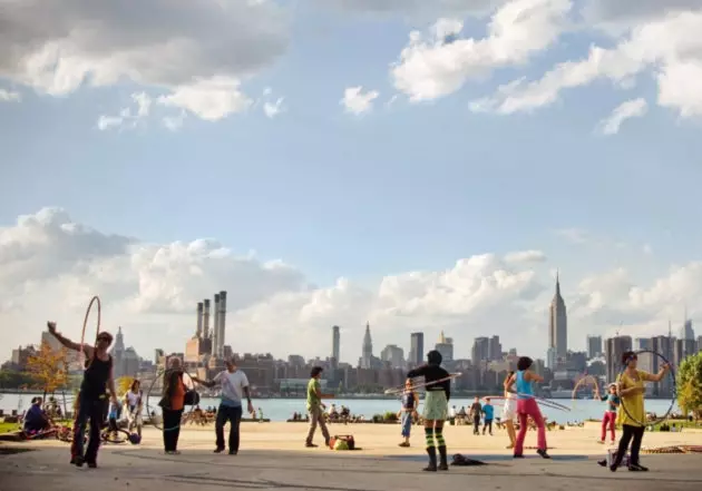 Di Taman Negeri East River di Williamsburg Brooklyn dengan latar belakang Manhattan