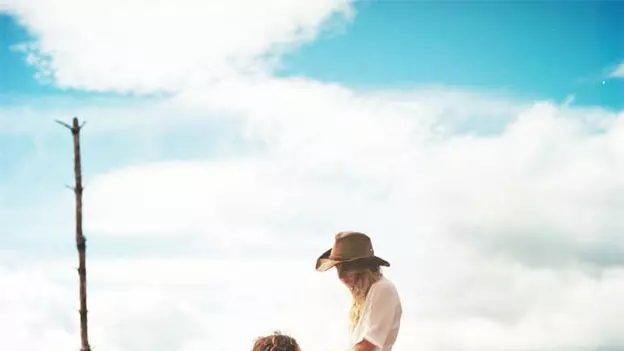 Seo an cúpla taistealaí a mbeidh éad ort (agus nach mór duit a leanúint ar Instagram)