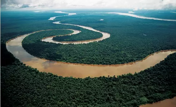 A Amazônia praticamente cruza o continente americano de oeste a leste.