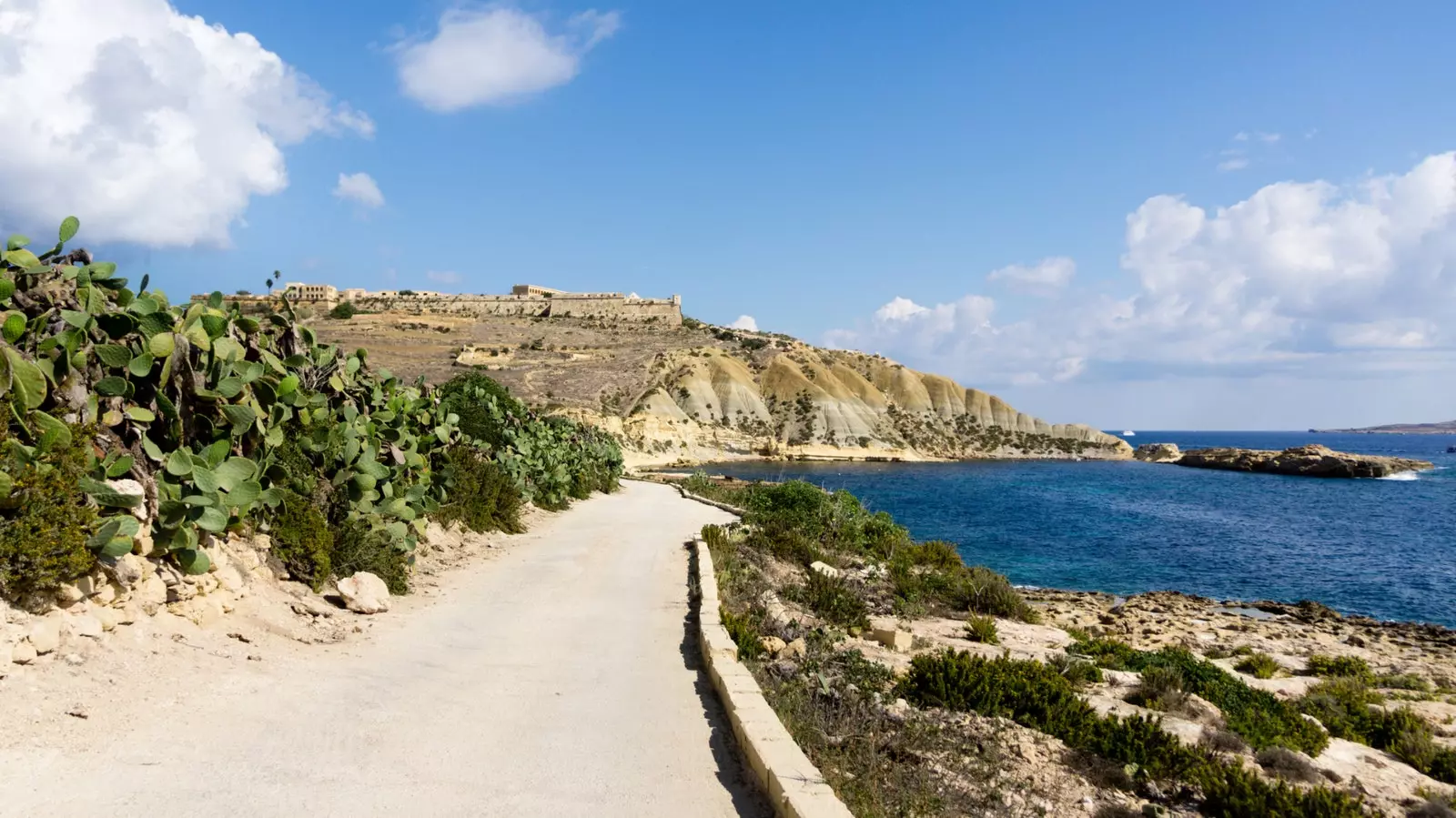 En av veiene som går langs kysten av øya Gozo.