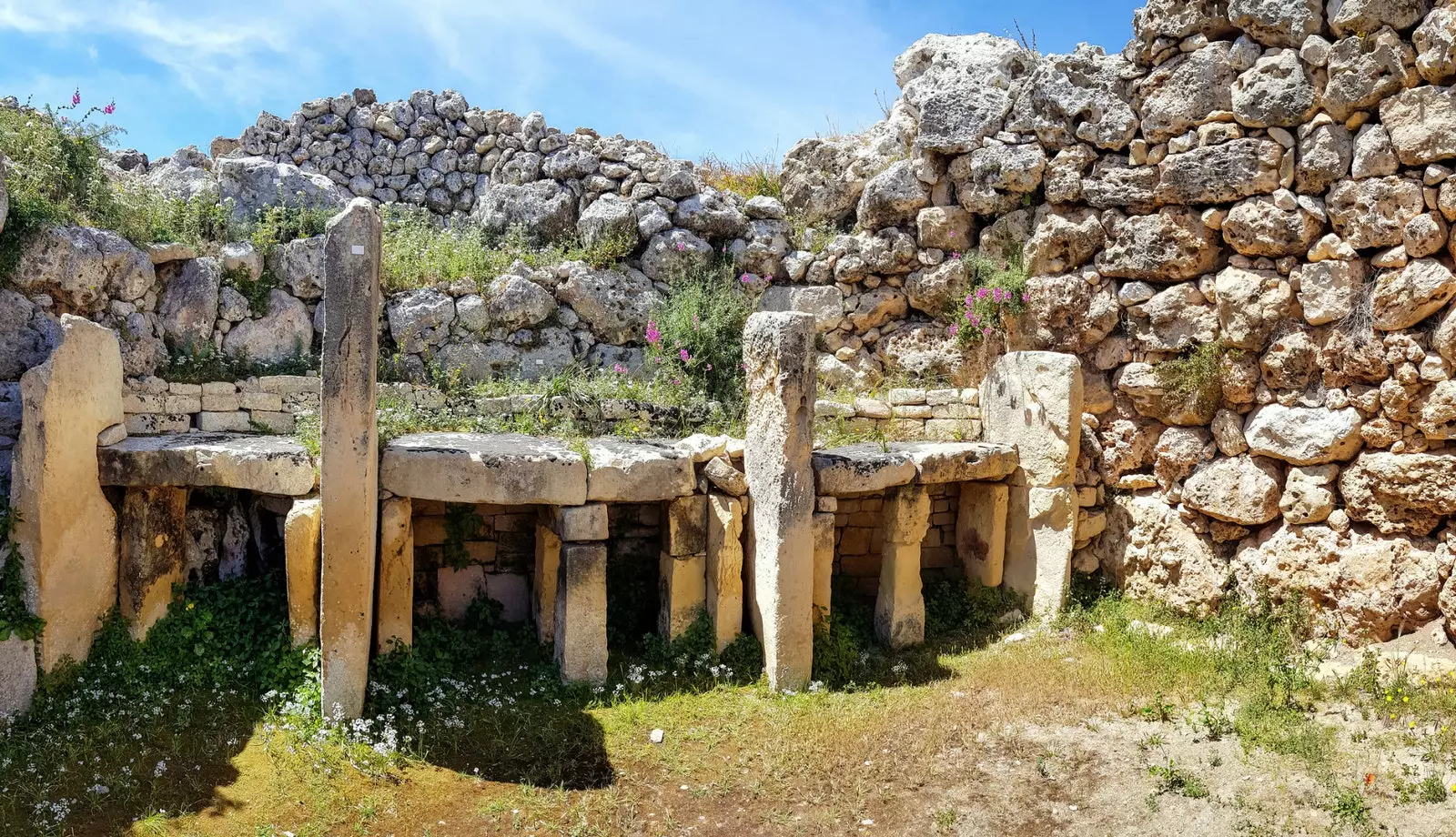 маъбадҳои Ġgantija берун аз Xagħra.