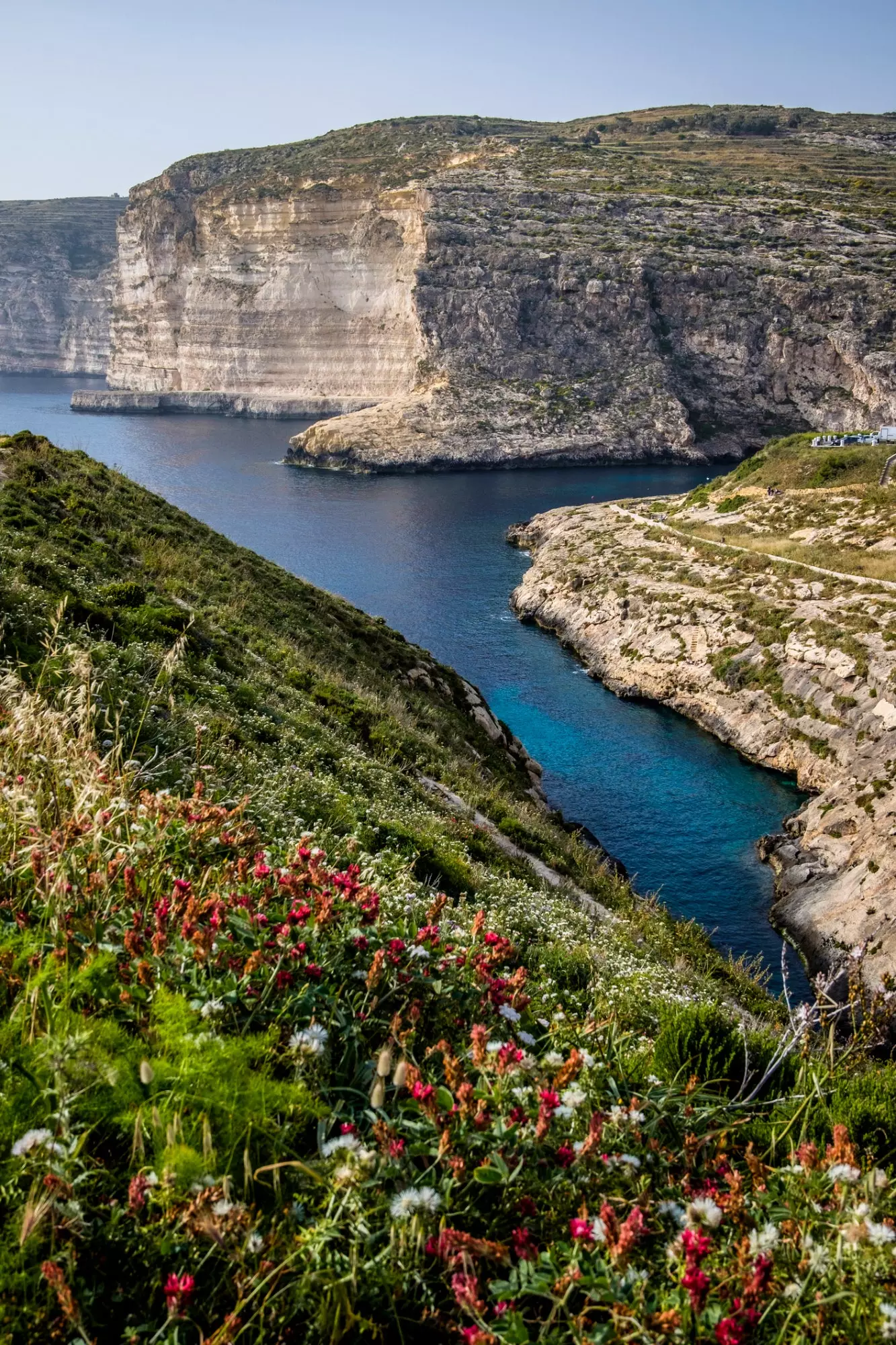 Tursti langs klippene nær Xlendi-tårnet i Gozo.